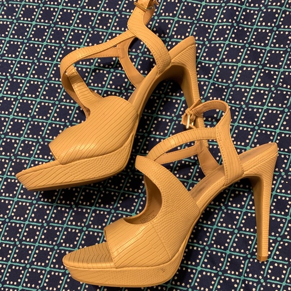 Nude BCBG platform peep toe sandals - Picture 2 of 5